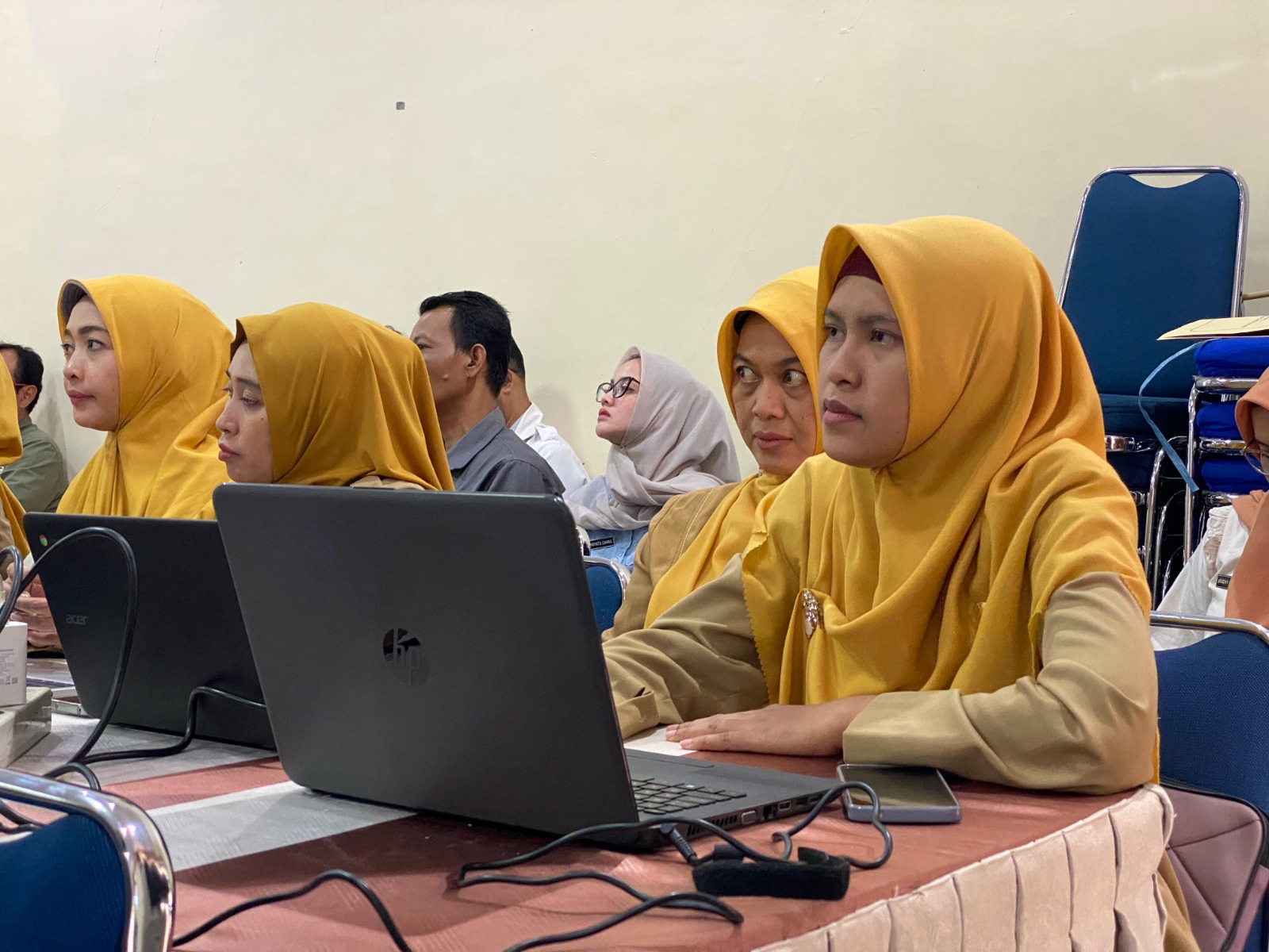 Guru dan kepala SD/SMP di Kota Madiun mengikuti pelatihan literasi digital dan AI di kantor Dindik kemarin (16/9). ERLITA HERMININGSIH/RADAR MADIUN