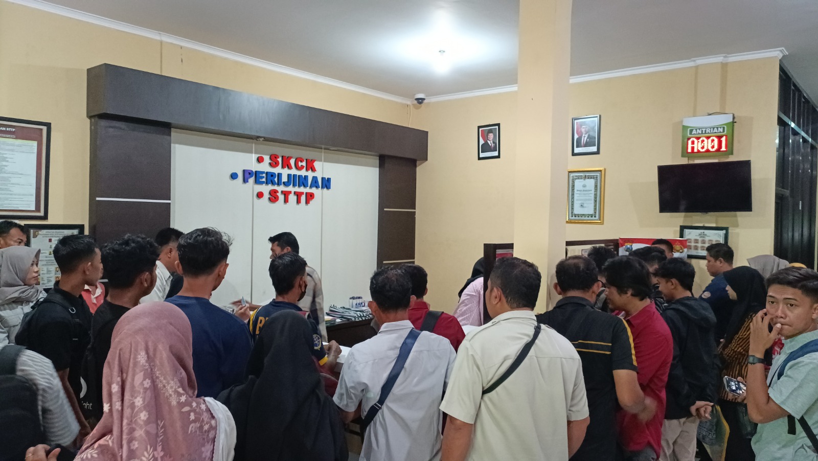 Lonjakan pemohon SKCK di Polres Pacitan membuat petugas harus lembur. NUR CAHYONO/RADAR PACITAN