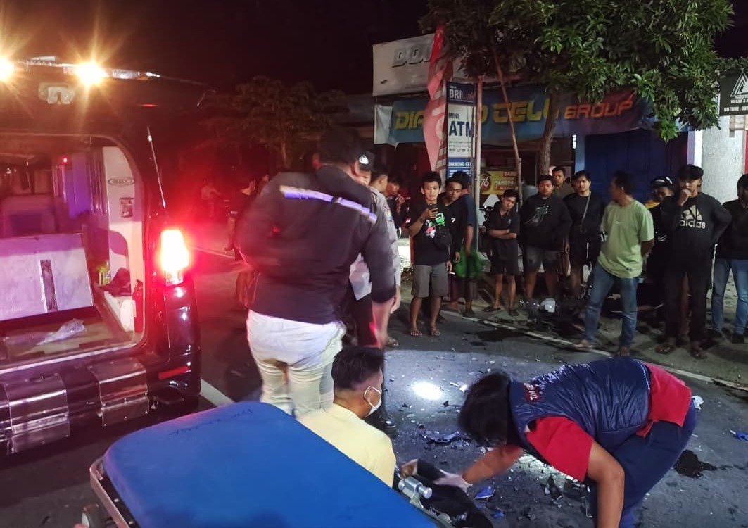 Petugas mengevakuasi korban meninggal dalam kecelakaan adu banteng di Jalan Raya Ponorogo&ndash;Pacitan, Rabu (17/9). FOTO: ISTIMEWA