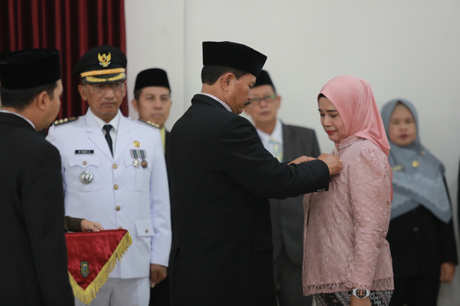 Wali Kota Maidi menyematkan Satyalancana Karya Satya kepada PNS berprestasi dalam upacara penghargaan di Pendopo Muda Graha, Rabu (17/9). BAGAS BIMANTARA/RADAR MADIUN