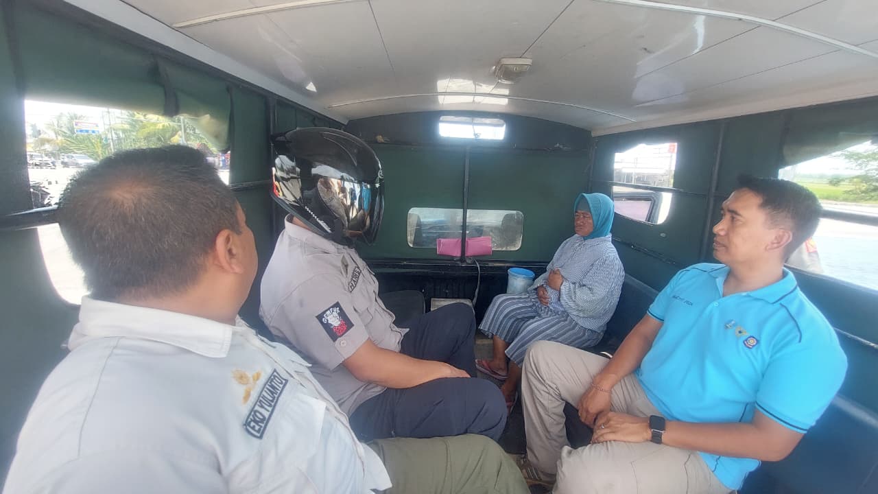 Petugas gabungan mengevakuasi pengemis yang meresahkan pengendara di Exit Tol Dumpil. Kini menjalani perawatan 10 hari di RSUD Caruban. DIAN RAHAYU/RADAR MADIUN