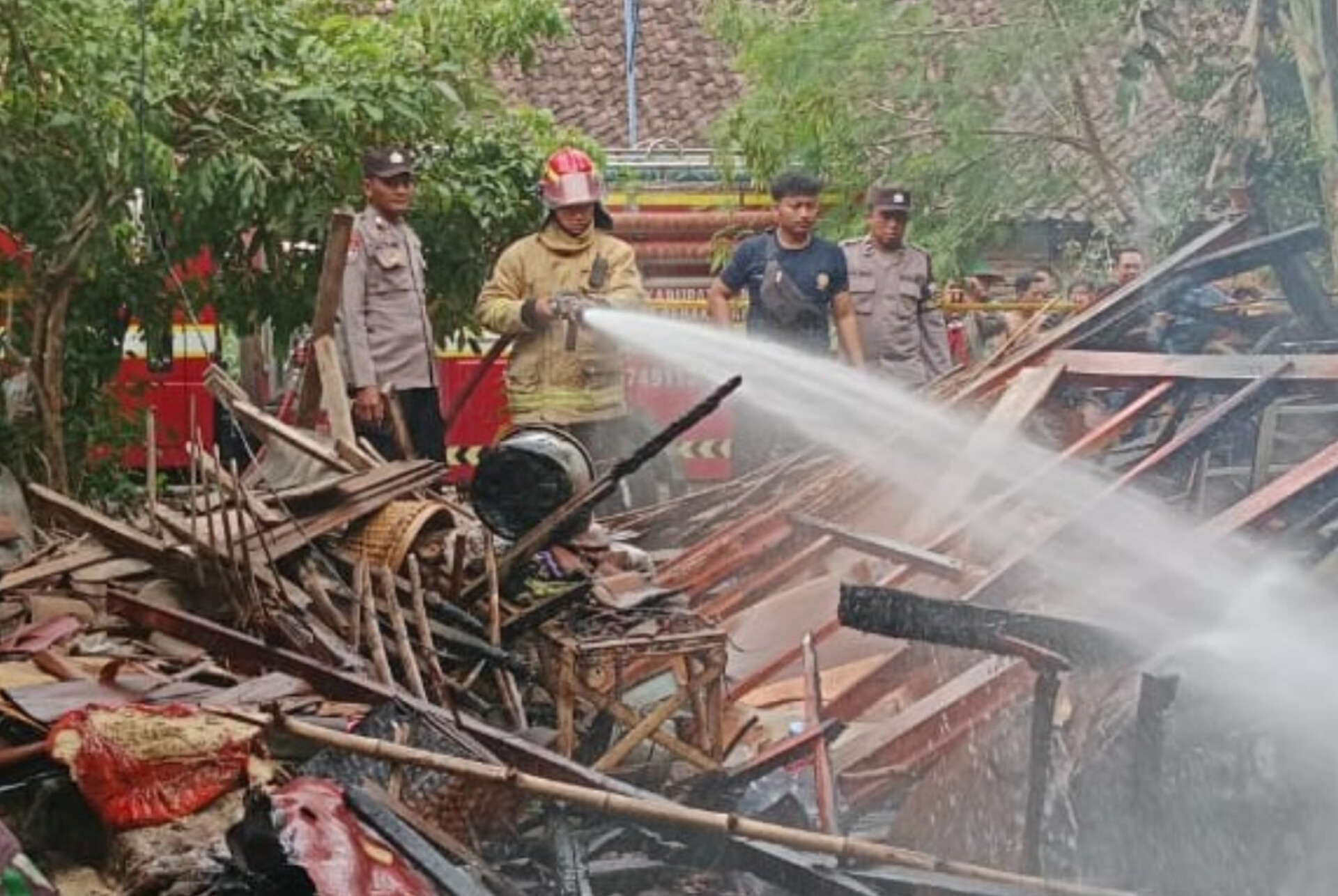 Petugas Damkar Ngawi memadamkan api yang menghanguskan rumah warga di Jenggrik, Selasa (16/9).