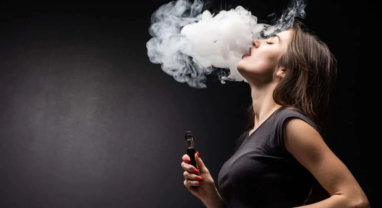 Ilustrasi perempuan menggunakan vape atau rokok elektrik.