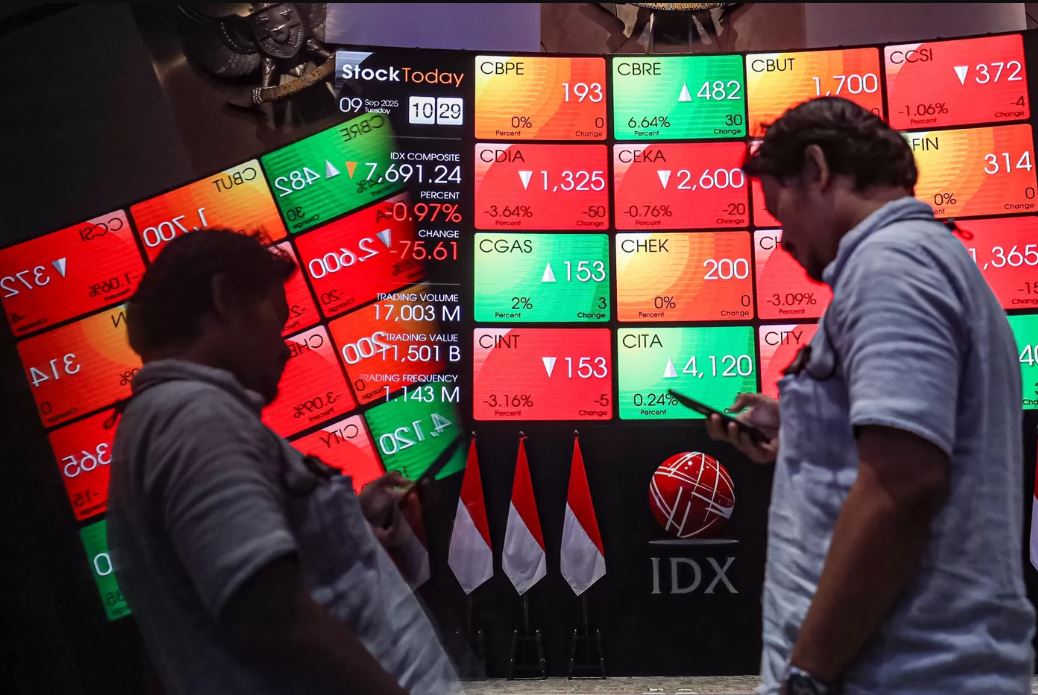 Suasana layar digital pergerakan harga saham di Bursa Efek Indonesia