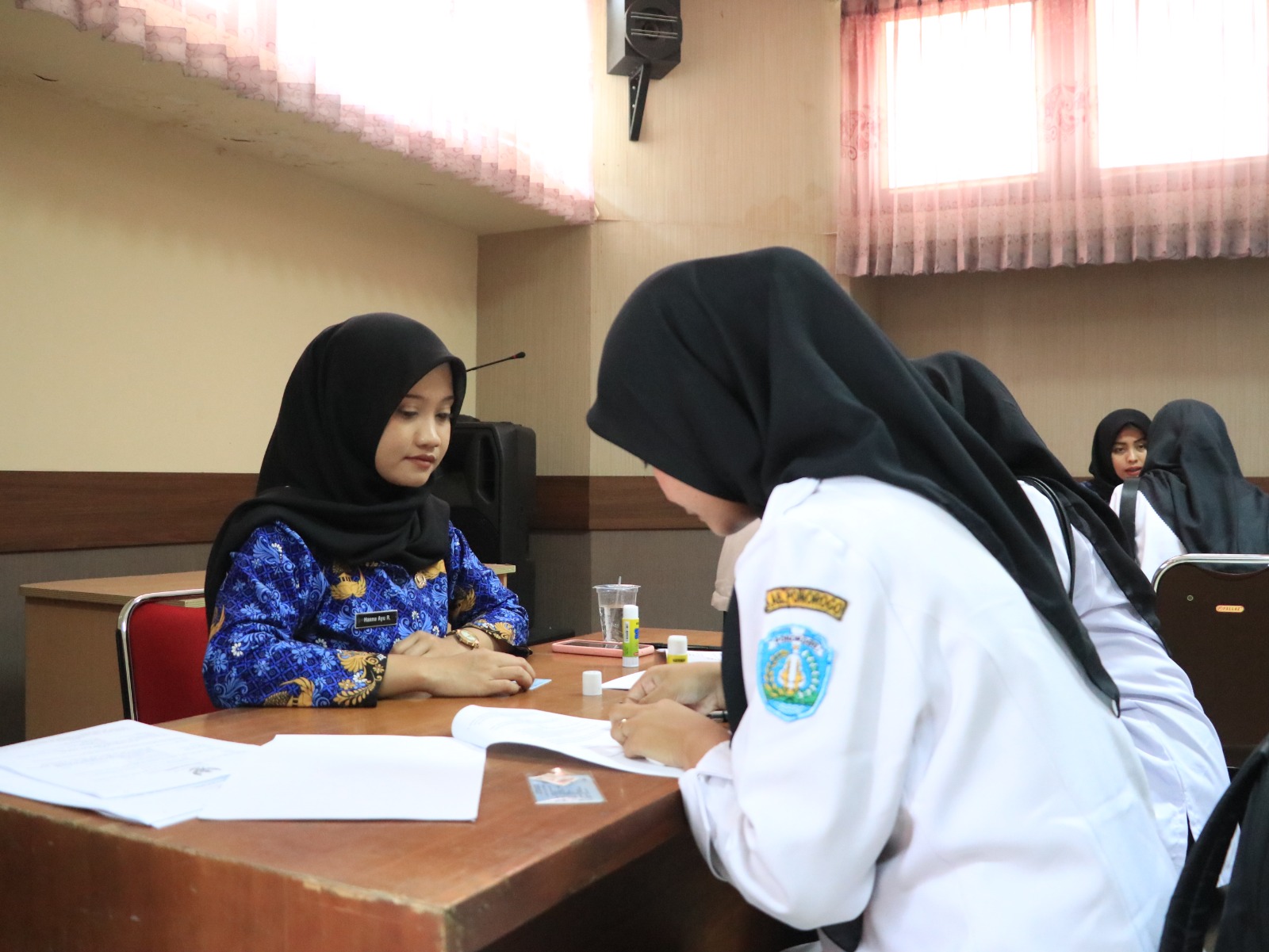 Ratusan honorer yang lolos seleksi PPPK Gelombang II menandatangani kontrak kerja di kantor BPKSDM Ponorogo kemarin (17/9). SUGENG DWI N./JAWA POS RADAR PONOROGO
