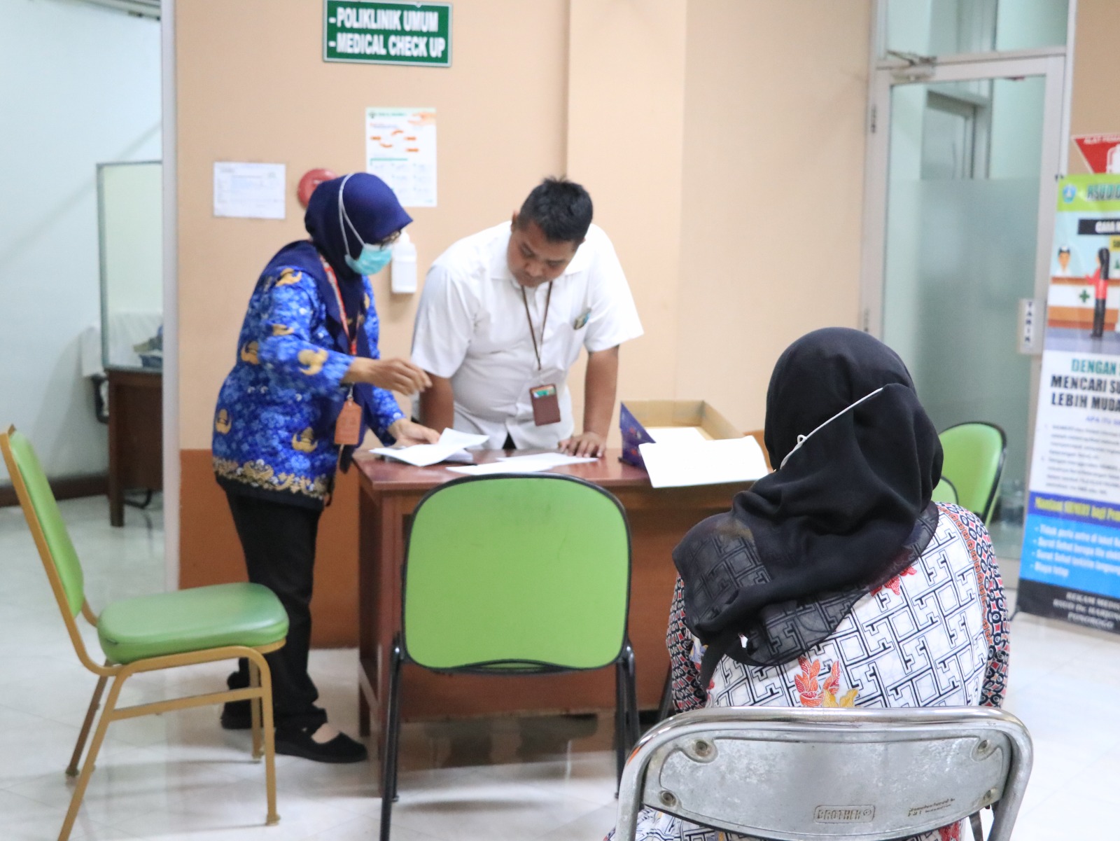 Antrean calon PPPK Paruh Waktu memenuhi ruang tunggu RSUD dr Harjono Ponorogo untuk melakukan medical check up, Kamis (18/9). FOTO: SUGENG DWI N/RADAR PONOROGO