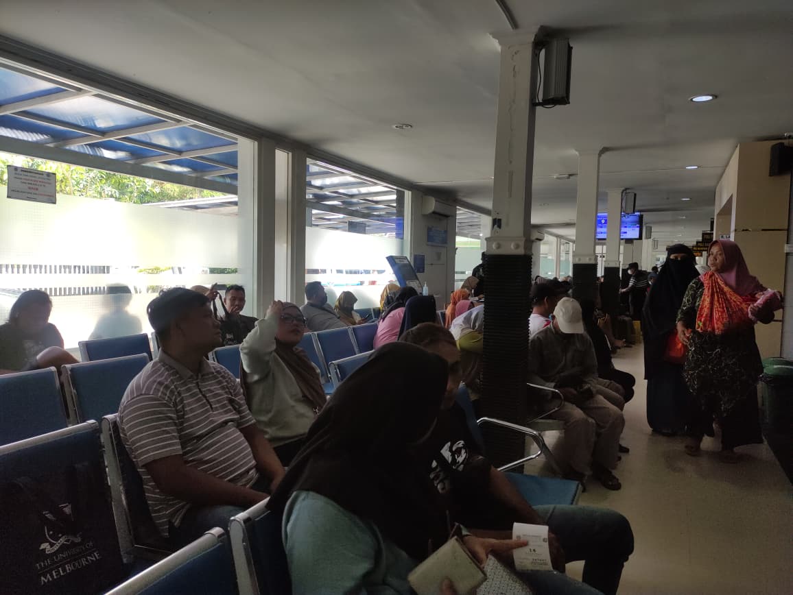Para PPPK paruh waktu antre melakukan pemeriksaan kesehatan di RSUD dr Darsono Pacitan, Kamis (18/9). NUR CAHYONO/RADAR PACITAN