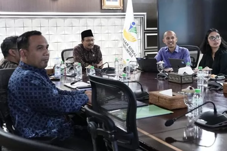 Dewan Ekonomi Nasional (DEN) gelar uji coba prototipe portal bansos digital di hadapan Menteri Sosial Saifullah Yusuf.