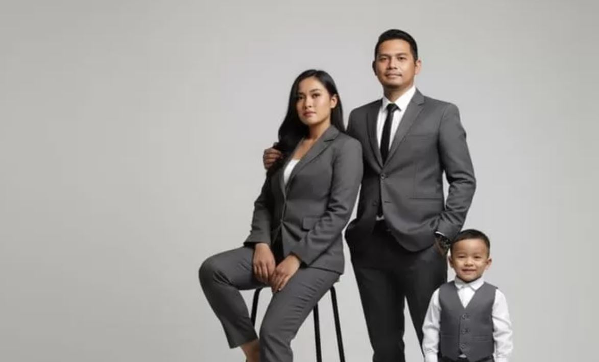 Ilustrasi edit foto keluarga memakai Google Gemini AI.