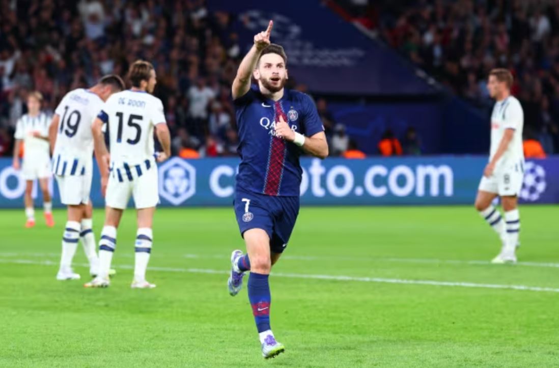 Khvicha Kvaratskhelia mencetak gol untuk PSG.