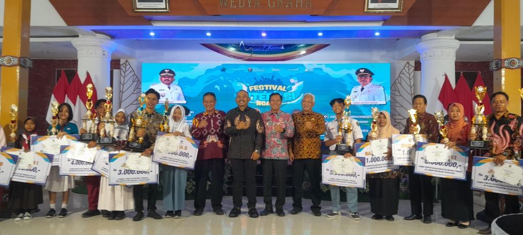 APRESIASI: Bupati Ngawi Ony Anwar Harsono, Wabup Dwi Rianto Jatmiko, dan Ketua DPRD memberikan penghargaan kepada pelajar, pegiat literasi, dan pemdes yang peduli literasi.