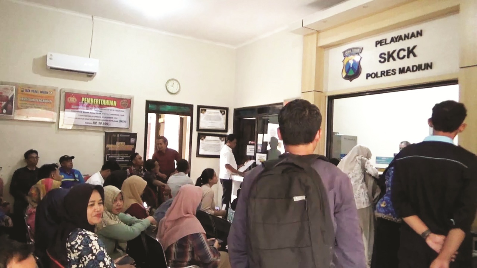 Antrean panjang pemohon SKCK di Polres Madiun, sebagian besar calon PPPK paruh waktu. DIAN RAHAYU/RADAR MADIUN