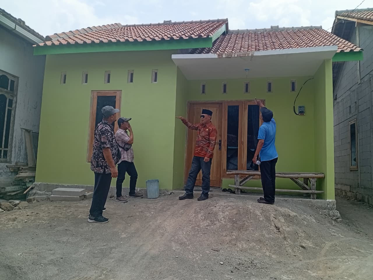 Kades Klitik Suwito bersama tim pendamping Disperkim memantau progres renovasi RTLH yang menjadi bagian dari program DAK PPKT. DOK RADAR MADIUN