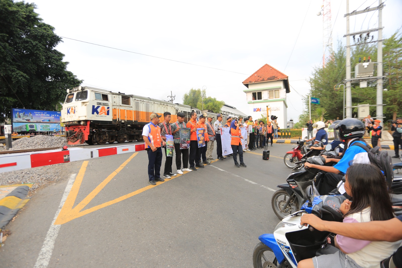 Petugas PT KAI Daop 7 Madiun dan Dishub Kota Madiun sosialisasi keselamatan di perlintasan sebidang Jalan Yos Sudarso, Jumat (19/9). BAGAS BIMANTARA/RADAR MADIUN