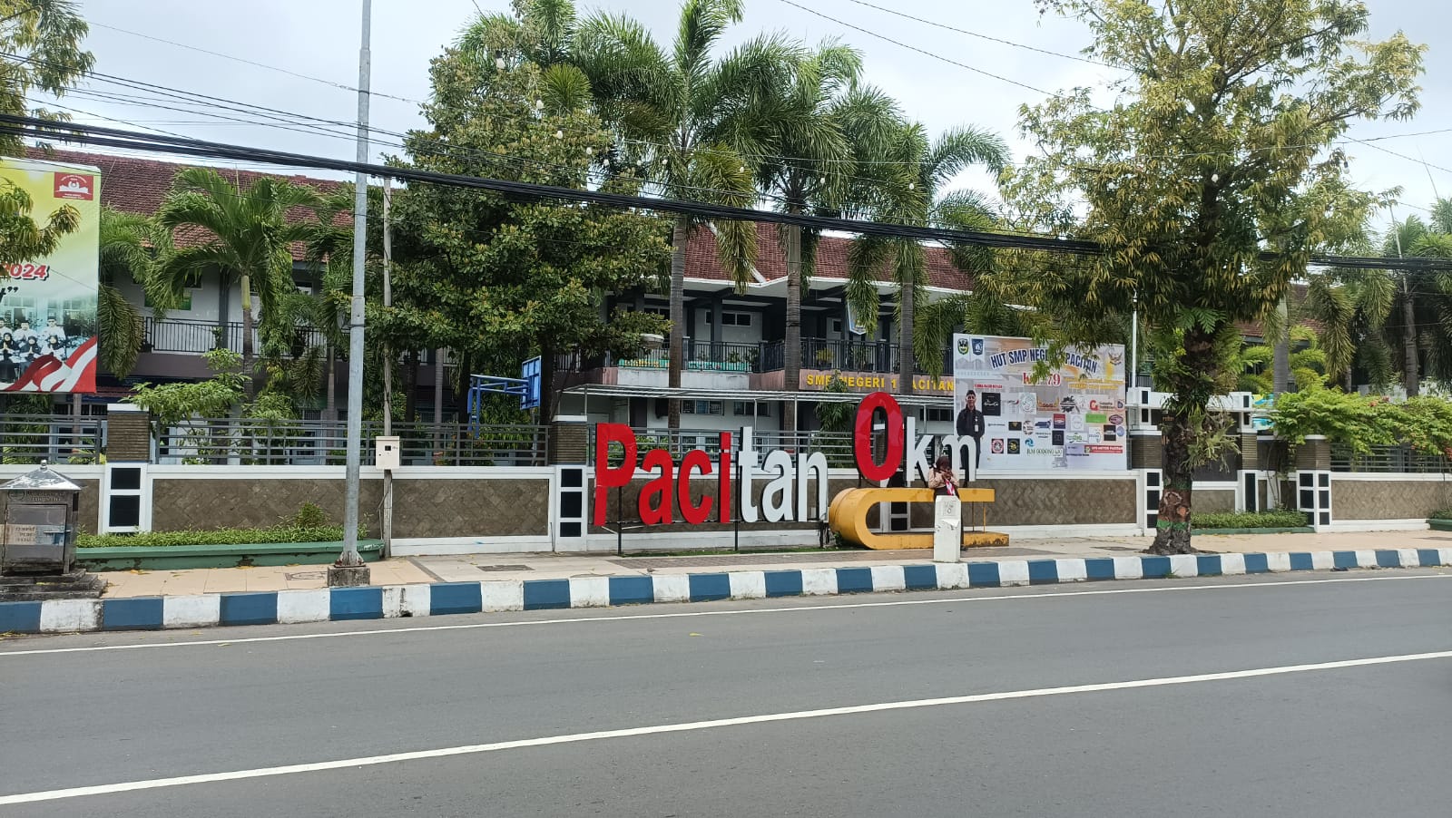 Suasana di SMPN 1 Pacitan pasca viralnya siswa sekolah itu menangis karena mengira guru mereka dipindah tugas, padahal hanya penugasan sementara. NUR CAHYONO/RADAR PACITAN