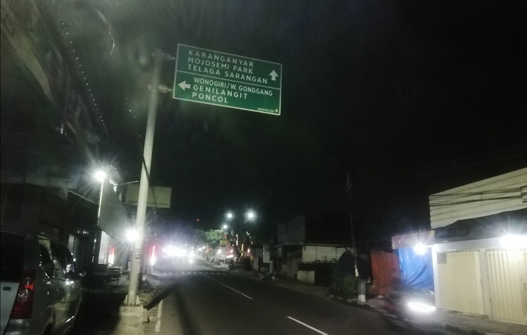 Suasana malam di jalur wisata menuju Sarangan di lereng Gunung Lawu.