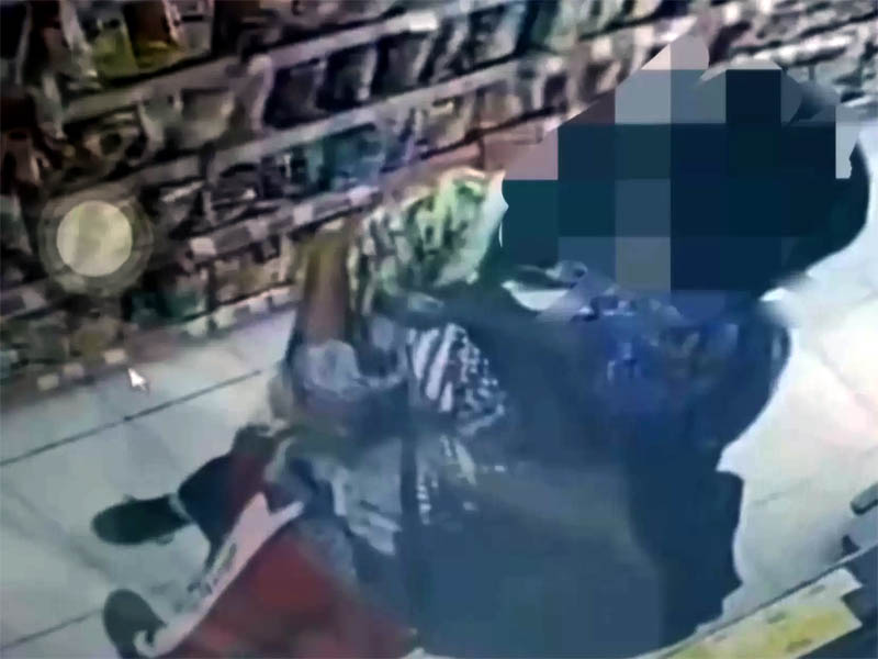 Potongan video aksi dua remaja bermesraan di dalam sebuah minimarket Jombang.