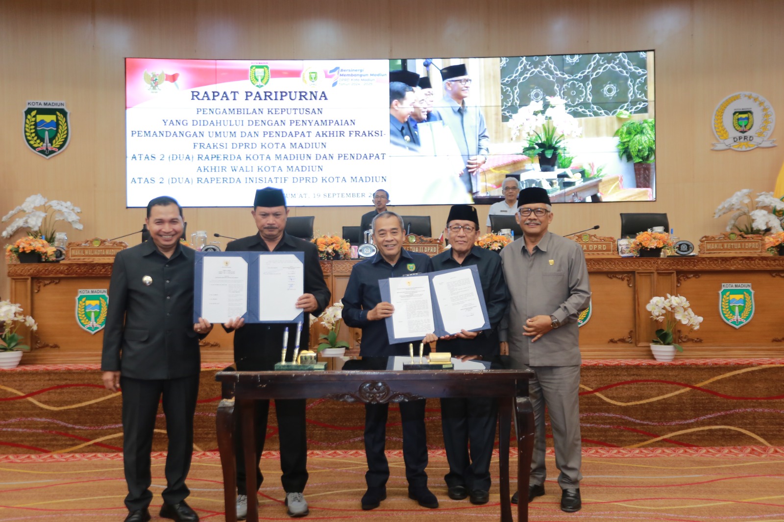 Pimpinan DPRD Kota Madiun bersama Wali Kota Maidi dan Wawali F Bagus Panuntun saat menetapkan empat raperda sekaligus di gedung DPRD, kemarin (19/9). BAGAS BIMANTARA/RADAR MADIUN
