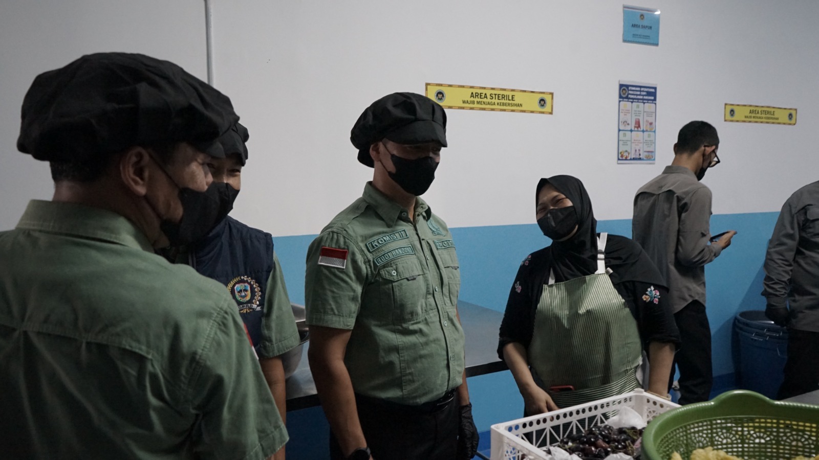 Anggota Komisi II DPRD Pacitan memantau aktivitas dapur SPPG di Ngadirojo, Kamis (18/9). NUR CAHYONO/RADAR PACITAN