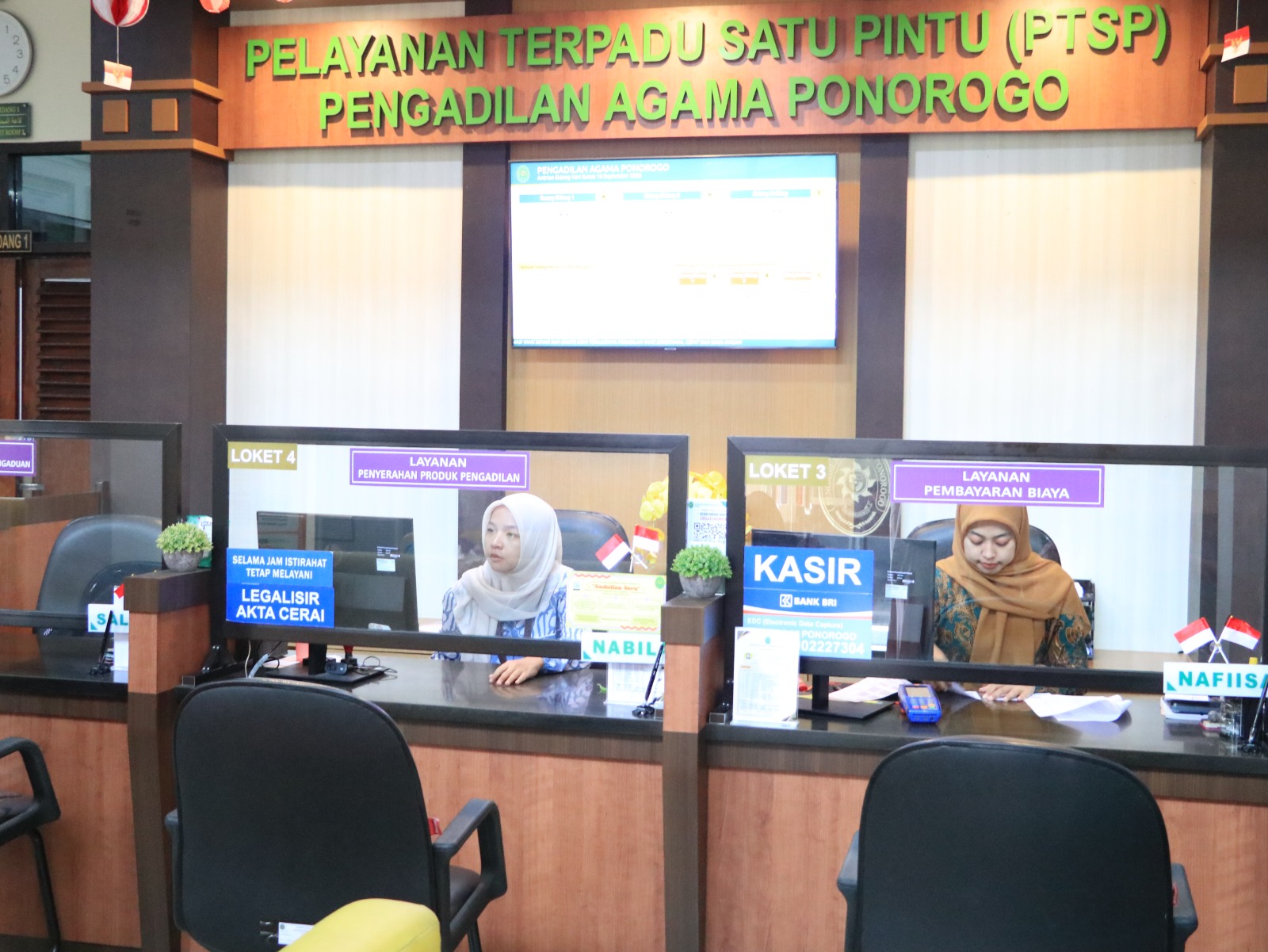 Warga mengantre mendaftarkan berkas perceraian di PA Kelas 1A Ponorogo, kemarin. SUGENG DWI N./JAWA POS RADAR PONOROGO