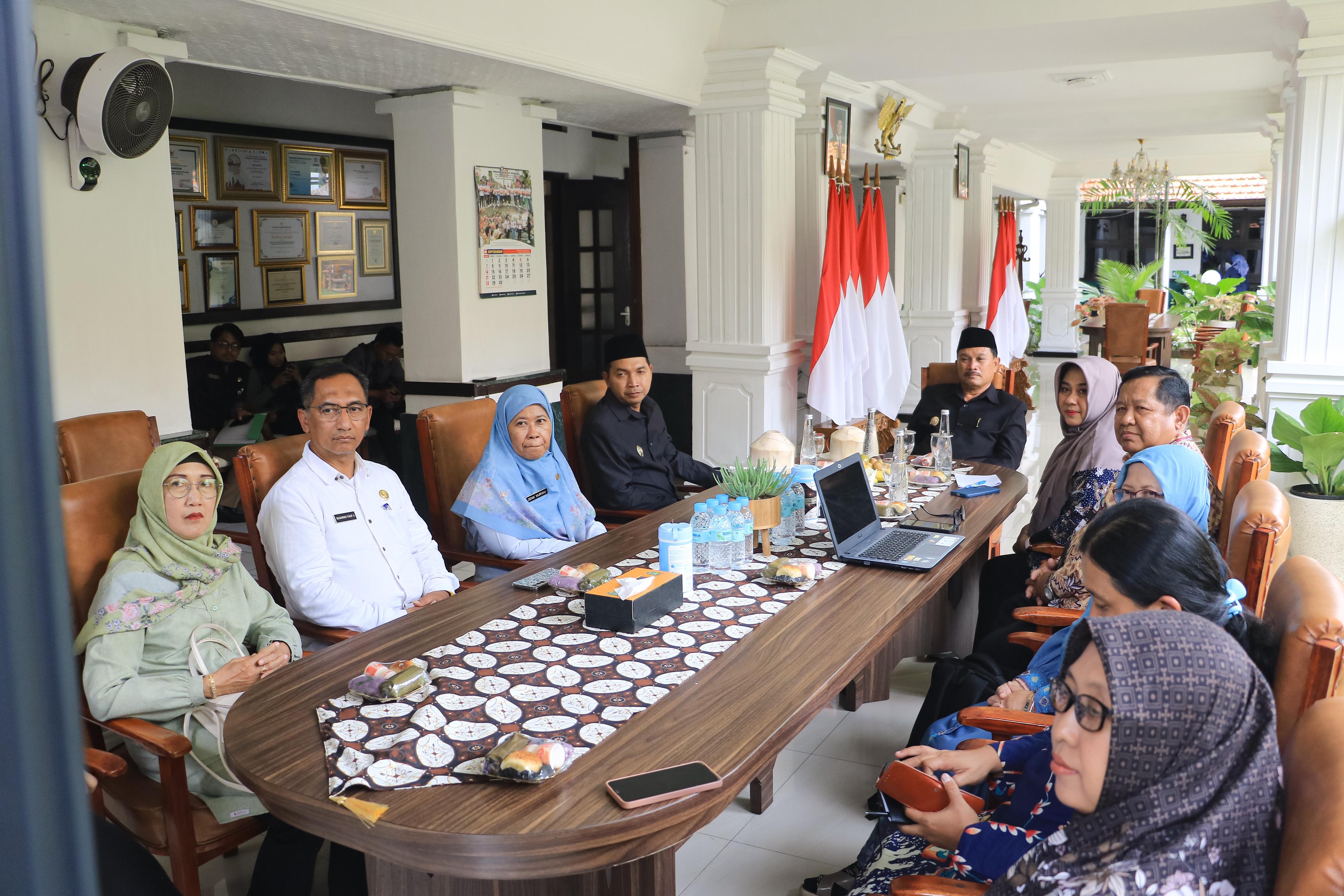 Tim BRIN bersama Wali Kota Maidi saat audiensi di Balai Kota Madiun membahas survei permukiman untuk pencegahan penyakit Rickettsiosis, Jumat (19/9). FOTO: DISKOMINFO KOTA MADIUN