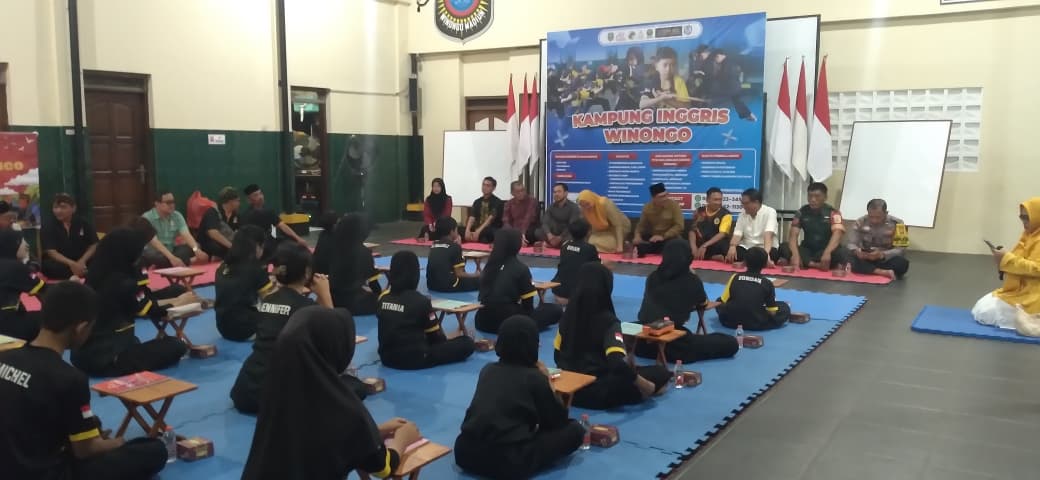 Peserta Kampung Inggris Winongo mengikuti kursus bahasa Inggris di area RTH Winongo, didampingi tutor dari Pare, Kediri. DOK RADAR MADIUN