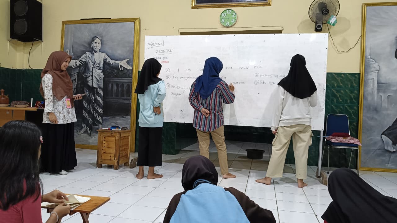 Anak-anak dan pelaku seni pencak silat di Kelurahan Winongo menerima pembelajaran bahasa Inggris sebagai bagian dari program Kampung Inggris. DOK RADAR MADIUN