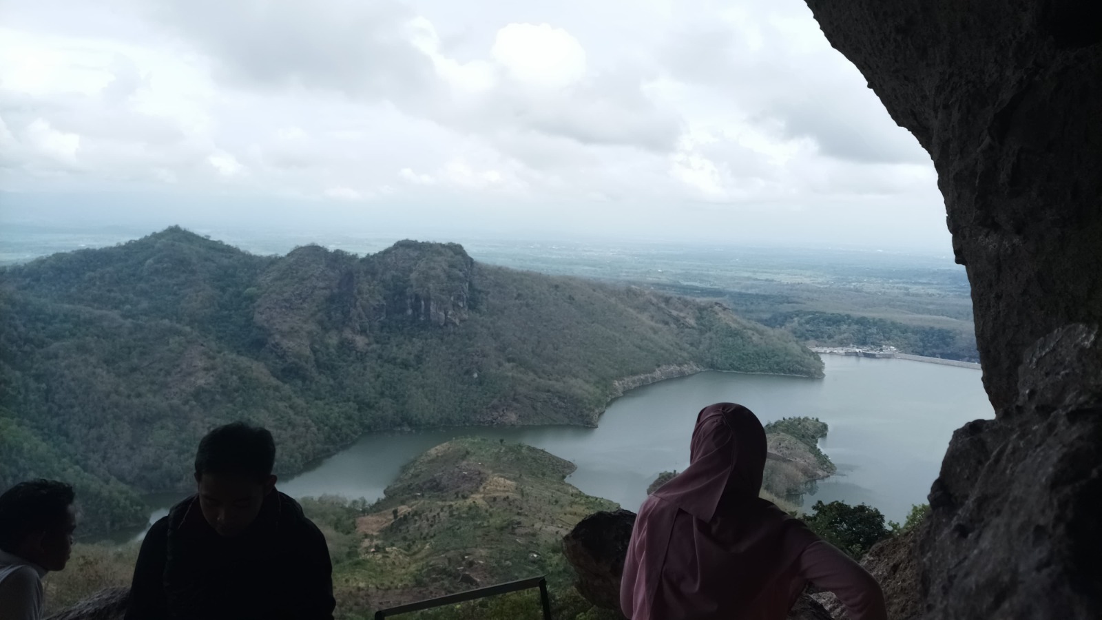 Gua Meranten di Desa Temon, Sawoo, jadi destinasi baru dengan pemandangan Bendungan Ngrendeng dari ketinggian. DOK RADAR PONOROGO