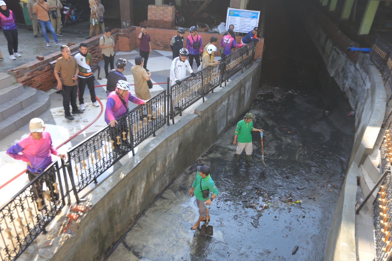 Wali Kota Madiun Maidi memeriksa saluran drainase PRC usai genangan 1,5 meter. Pemkot bongkar tanggul dan siapkan pompa banjir. BAGAS BIMANTARA/RADAR MADIUN