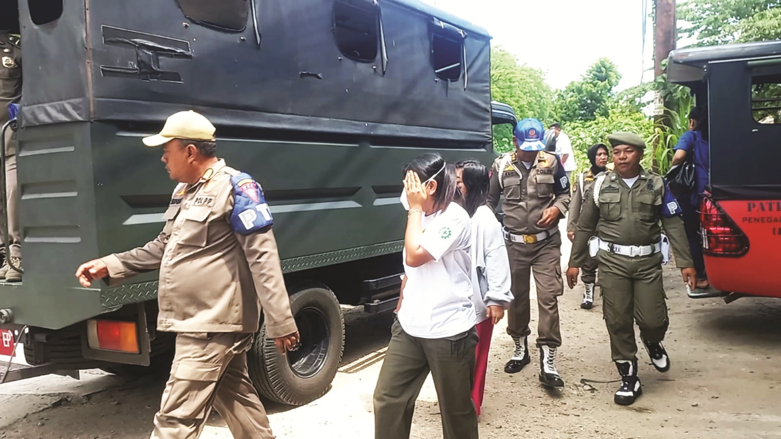 Petugas Satpol PP menggiring PSK hasil razia Pekat Gakda di Dolopo untuk pemeriksaan dan tes kesehatan di kantor Satpol PP, Senin (22/9). DIAN RAHAYU/RADAR MADIUN