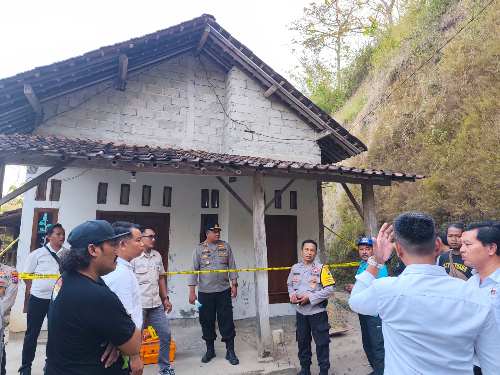 Polisi melakukan olah TKP dI rumah Kaseno dan Sarilah di Dusun Sedandang, Desa Pomahan, Pulung, Ponorogo. SUGENG DWI N/RADAR PONOROGO