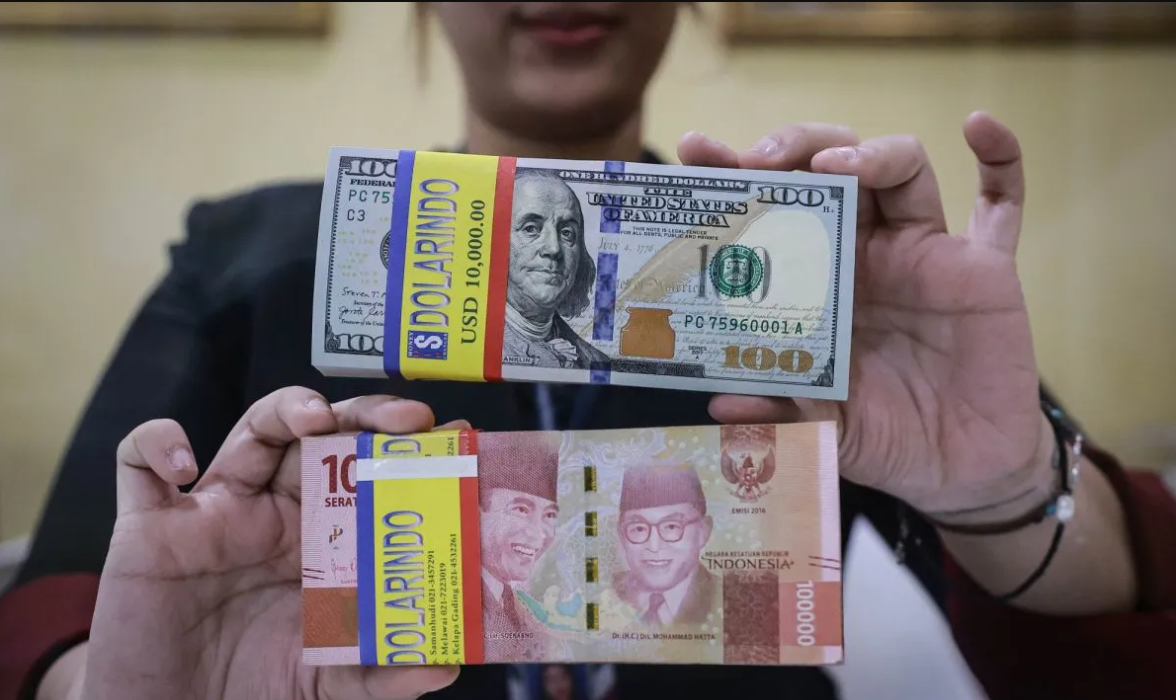 Rupiah tergelincir ke Rp16.611 per dolar AS akibat ketegangan global dan prediksi pelonggaran The Fed.