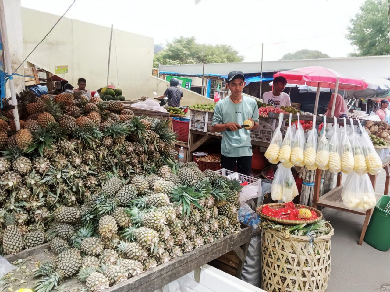 Pedagang nanas di Pasar SMEP ini sukses mengembangkan usaha berkat KUR BRI hingga bisa mempekerjakan belasan karyawan.