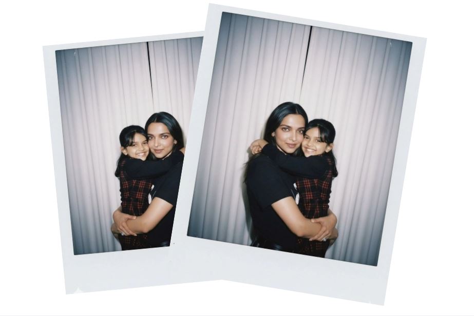 Ilustrasi foto polaroid AI bersama diri sendiri versi masa kecil.