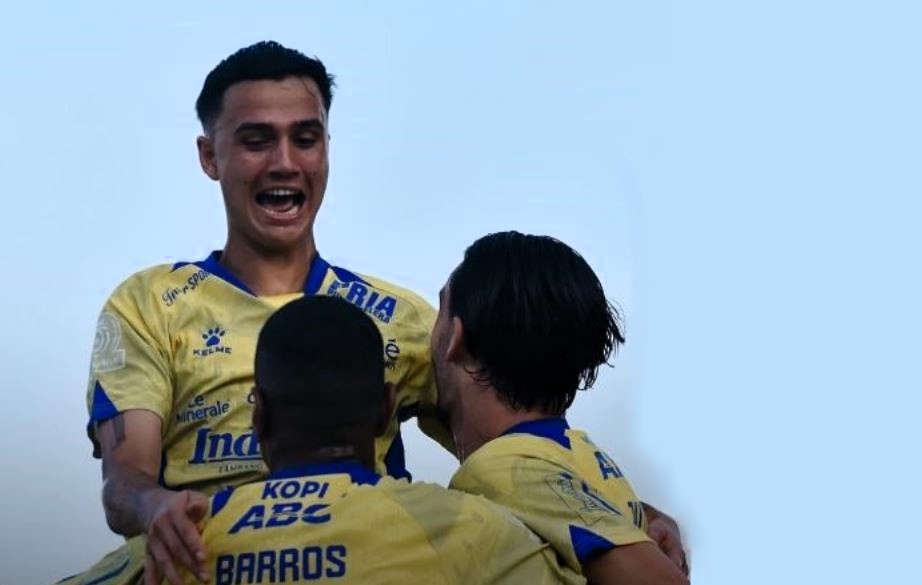 Para pemain Persib Bandung merayakan gol ke gawang Arema dalam lanjutan BRI Super League.