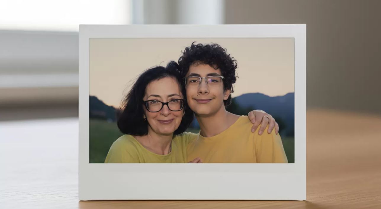 Ilustrasi foto polaroid AI menggunakan Google Gemini.