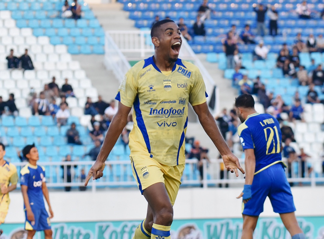 Persib menang di Kanjuruhan.
