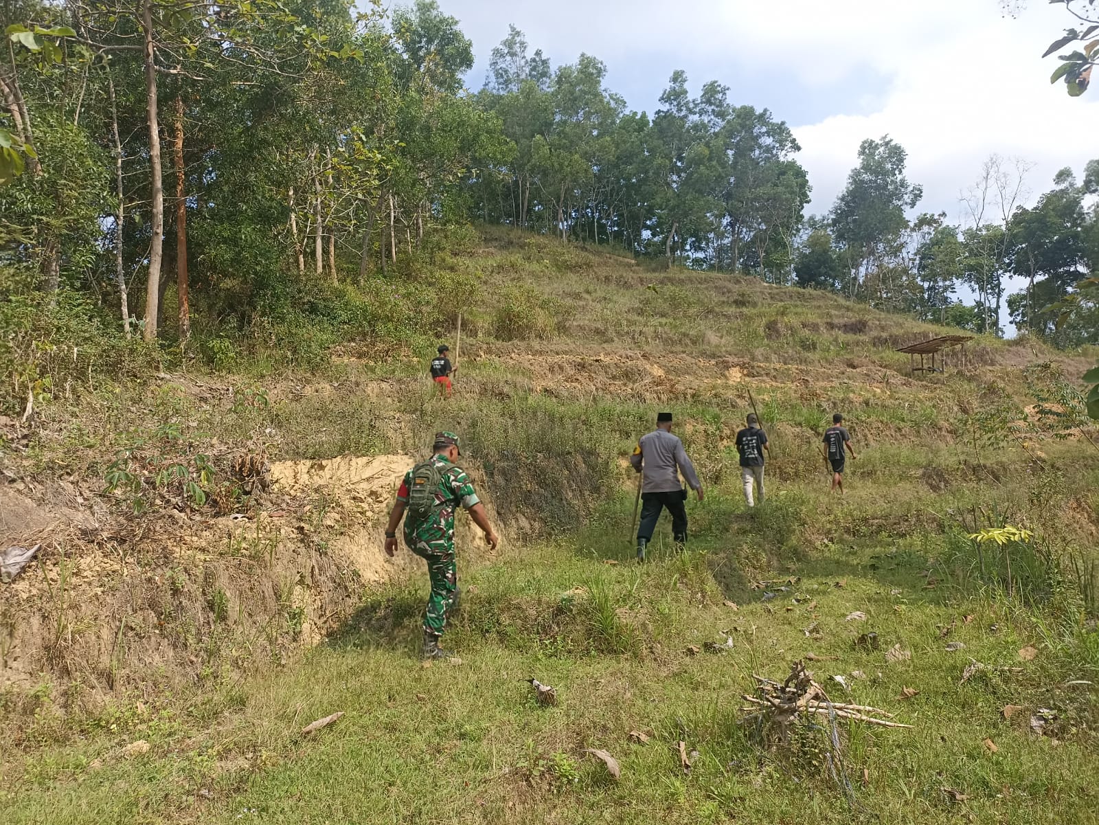 Aparat gabungan bersama warga menyisir area perkampungan hingga hutan untuk mencari Wawan, pelaku pembunuhan di Desa Temon, Arjosari. NUR CAHYONO/RADAR PACITAN