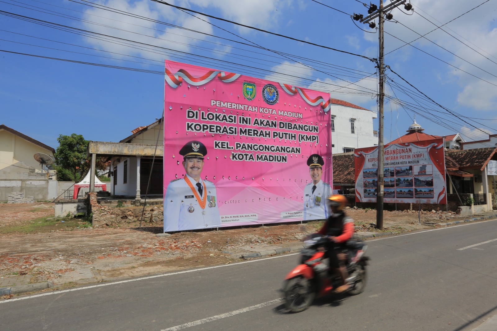 Lokasi pembangunan KMP Pangongangan di Jalan Pandan yang ditinjau Wali Kota Madiun Maidi. BAGAS BIMANTARA/RADAR MADIUN