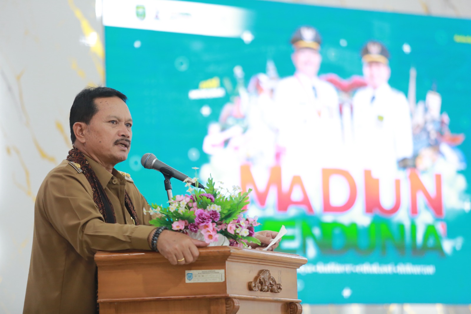 Wali Kota Madiun Maidi menjadi pembicara dalam sosialisasi sekolah dan parenting di Asrama Haji, kemarin (22/9). BAGAS BIMANTARA/RADAR MADIUN