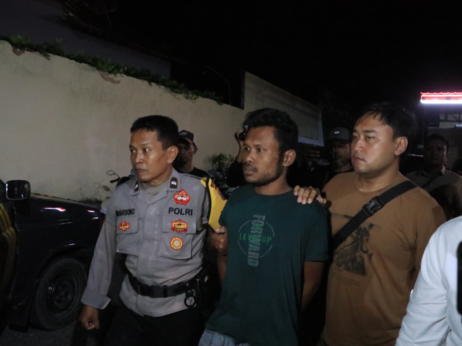 Satreskrim Polres Ponorogo menggiring Sudar, terduga pelaku pembunuhan kedua orang tuanya, untuk pemeriksaan kejiwaan. SUGENG DWI N/RADAR PONOROGO