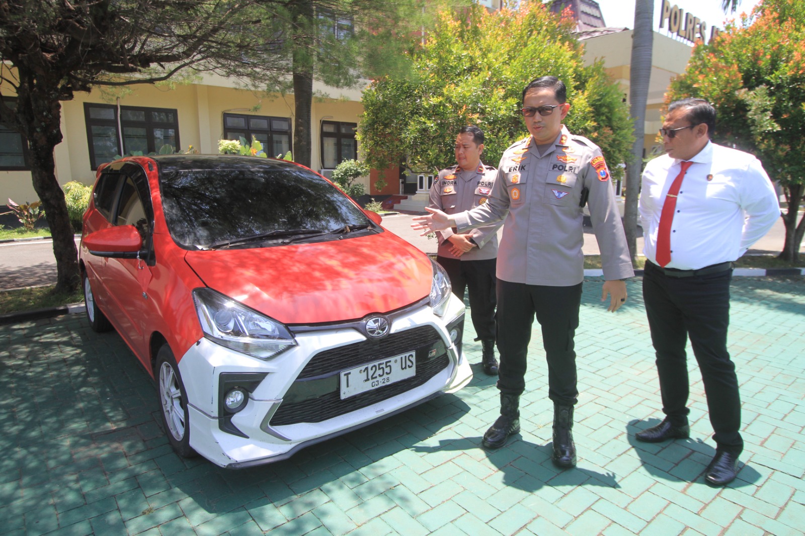 Mobil yang dipakai para pelaku saat merampok minimarket di Maospati kini sudah diganti warnanya. AJI PUTRA/RADAR MAGETAN