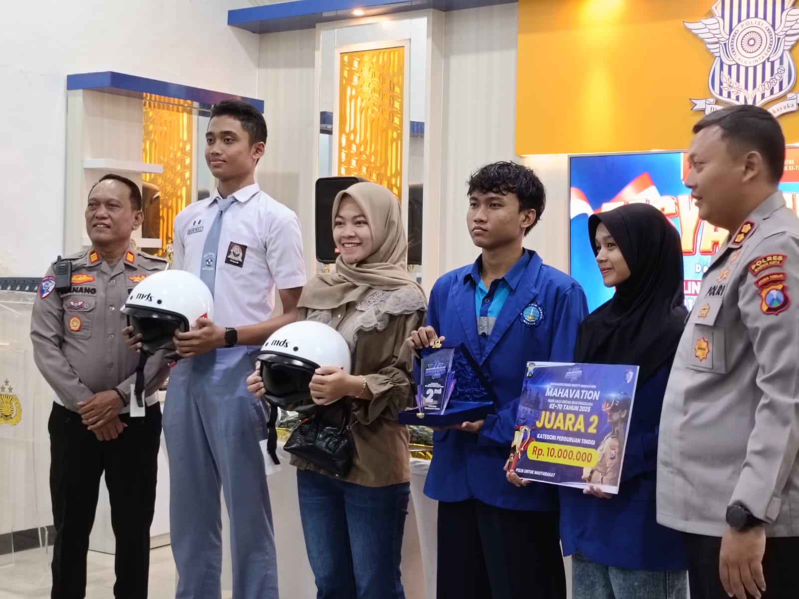 Kapolres Madiun Kota AKBP Wiwin Junianto Supriyadi menyerahkan hadiah kepada pelajar tertib lalu lintas pada peringatan HUT ke-70 Polantas.