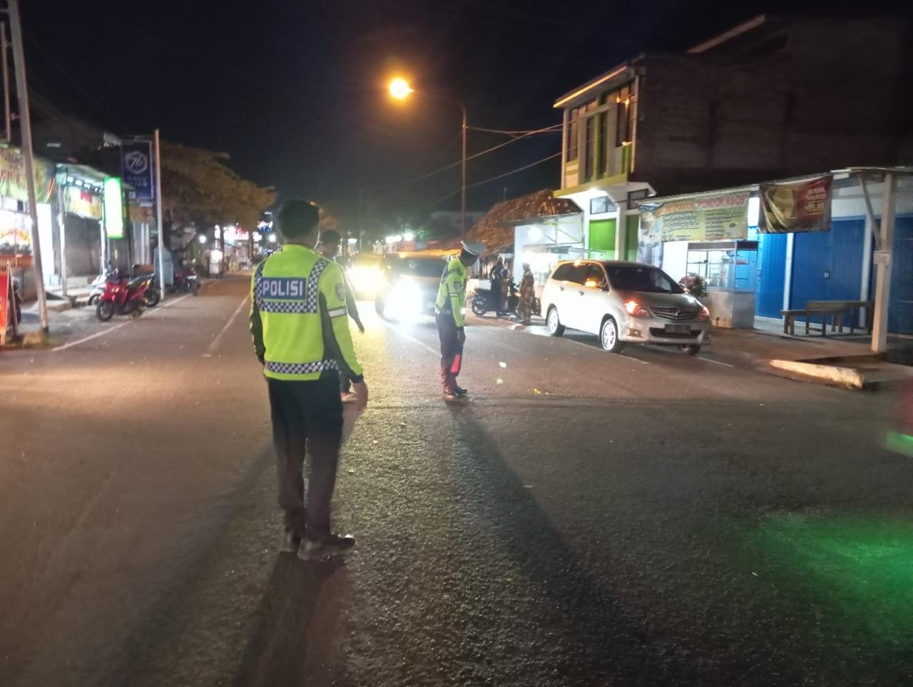 Petugas Satlantas Polres Pacitan melakukan olah TKP kecelakaan pelajar di simpang empat Pasar Punung, Selasa (23/9). FOTO: SATLANTAS POLRES PACITAN
