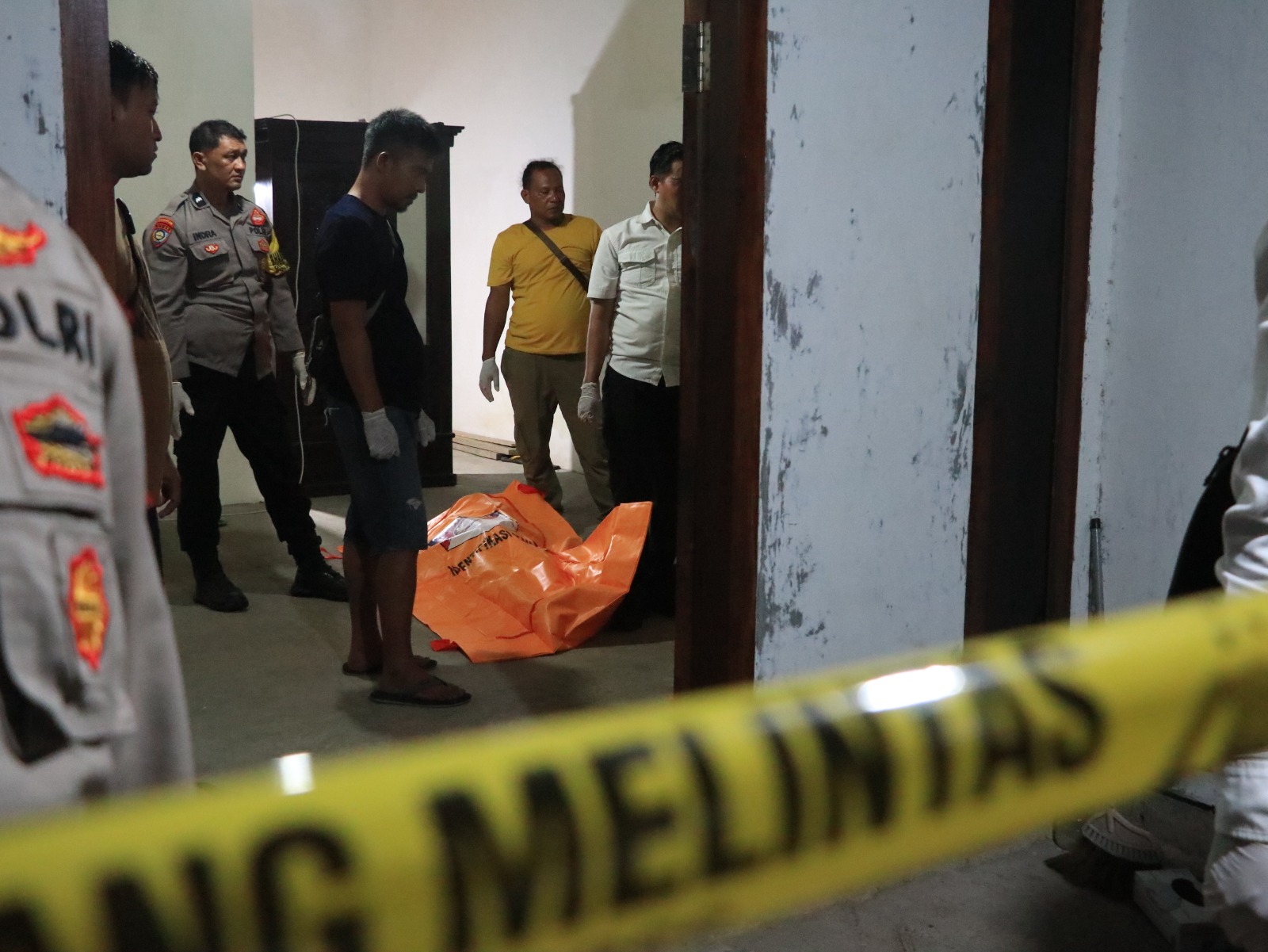 Proses evakuasi jenazah korban dilakukan oleh pihak kepolisian. DOK RADAR PONOROGO