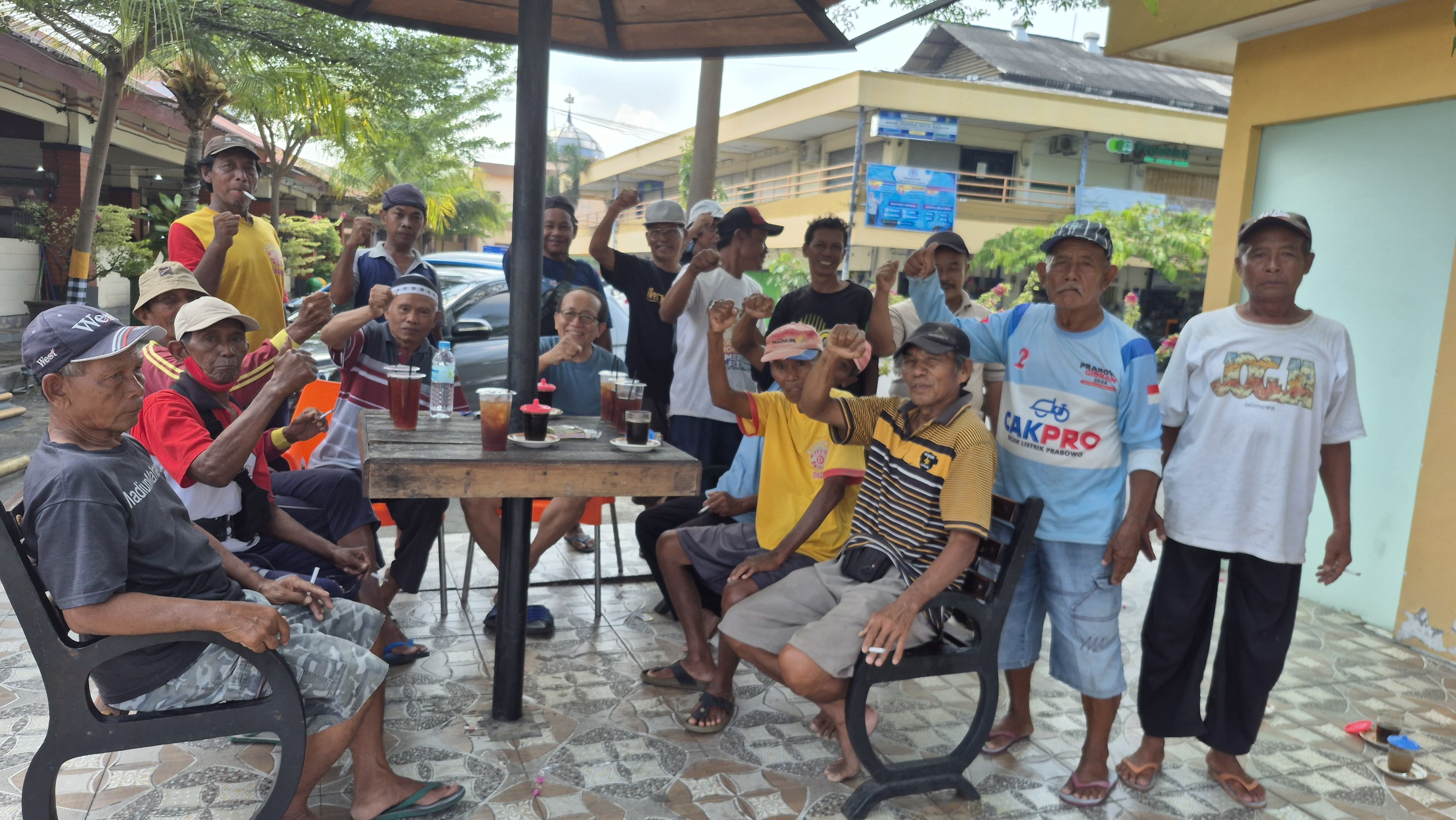 Sutardi, Wakil Ketua DPRD Kota Madiun, berdialog dengan abang becak di Pasar Seleko sambil serap masukan untuk pembangunan kota.