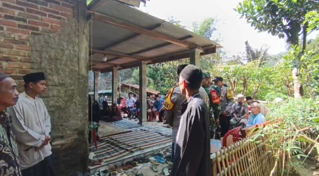 Warga Desa Temon berduka atas meninggalnya Arga Novalleky, bocah korban pembacokan yang dirawat di RS Bethesda Yogyakarta. NUR CAHYONO/RADAR PACITAN