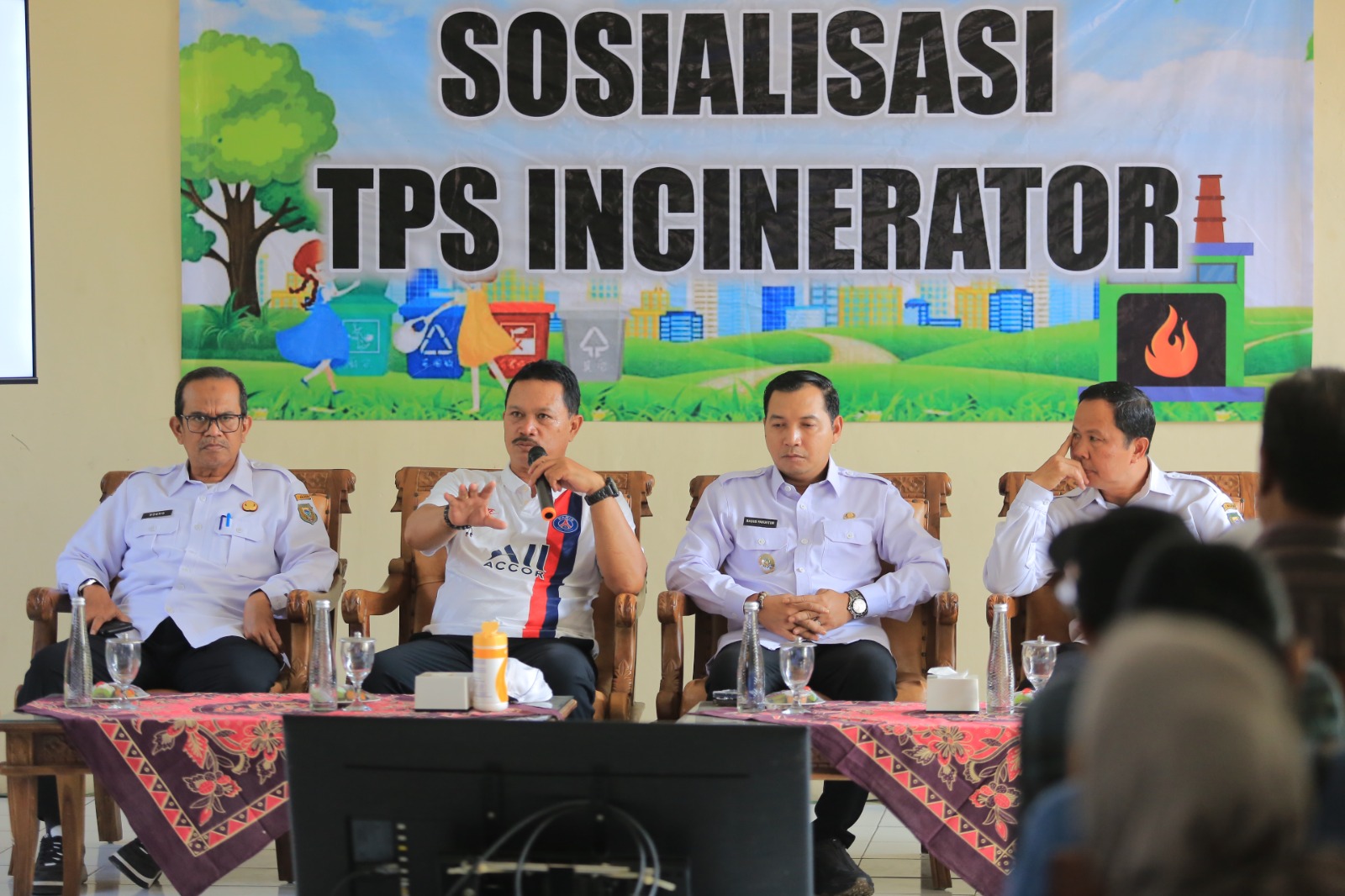 Wali Kota Madiun Maidi bersama DLH sosialisasi pengelolaan sampah dan rencana pemasangan mesin incinerator di TPS Kresna. BAGAS BIMANTARA/RADAR MADIUN