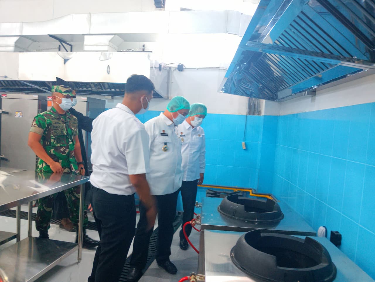 Bupati Madiun Hari Wuryanto meninjau dapur SPPG di Krajan, Mejayan untuk pelayanan MBG. LODITYA FERNANDES/RADAR MADIUN