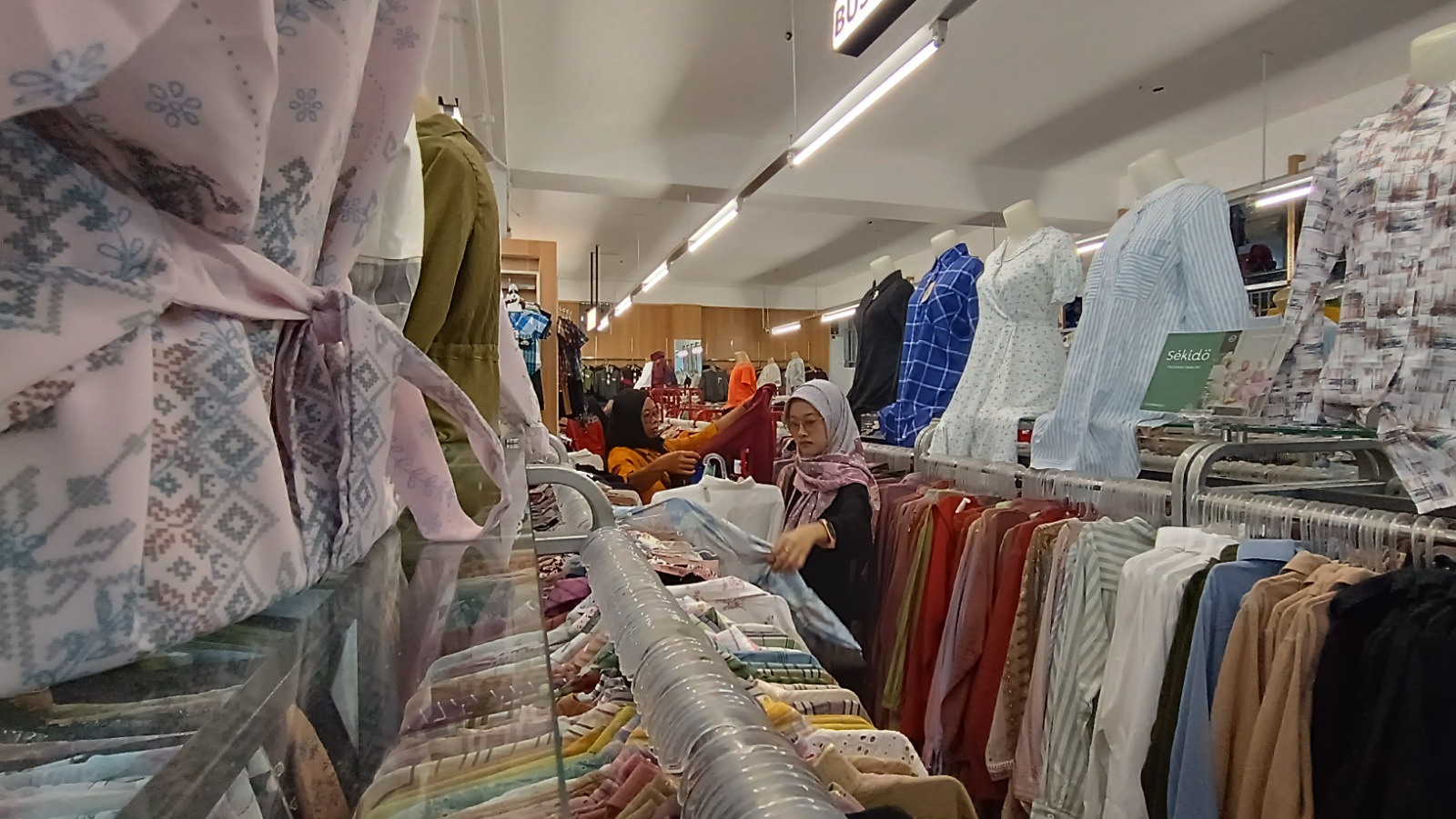 Aktivitas pasar tradisional di Pacitan mulai sepi seiring melemahnya konsumsi masyarakat. FOTO: NUR CAHYONO/JAWA POS RADAR PACITAN